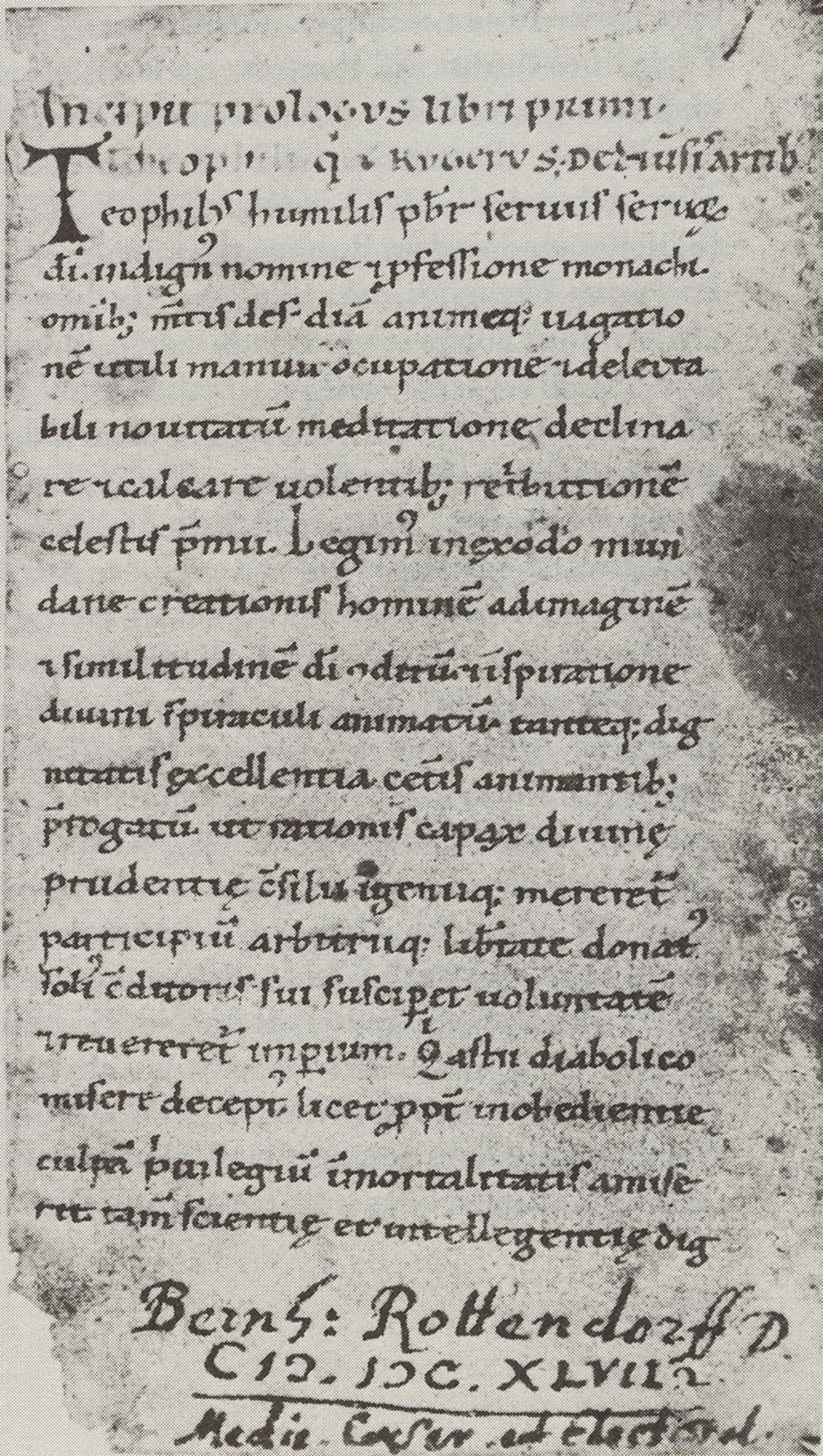 Page de manuscrit ancien rédigée à l'encre noire avec une lettrine au début et une signature manuscrite dans le bas.