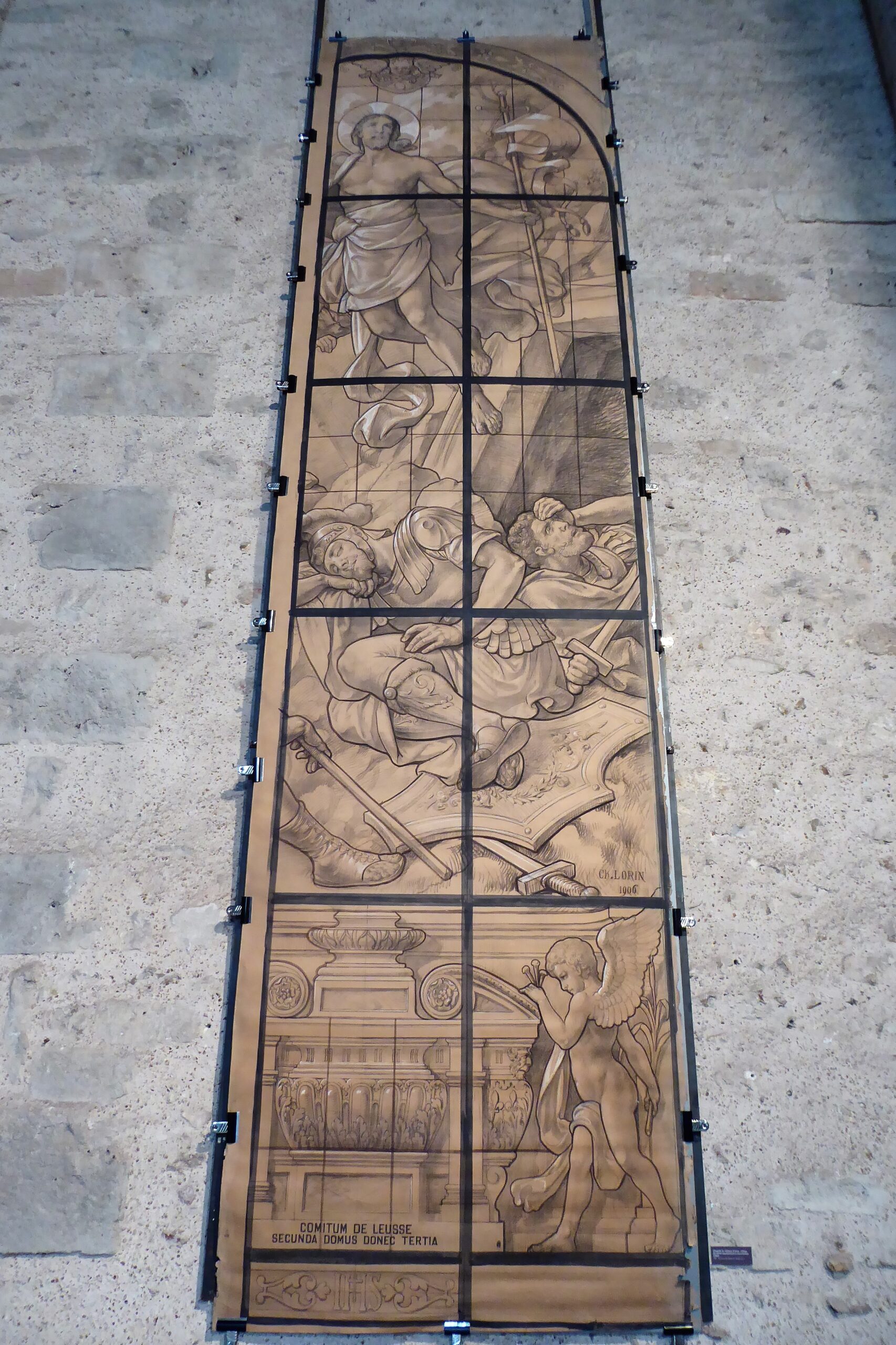 Grand carton de vitrail vertical au fusain divisé en sections, illustrant la résurrection du Christ surmontant des soldats endormis et un ange au pied du tombeau.