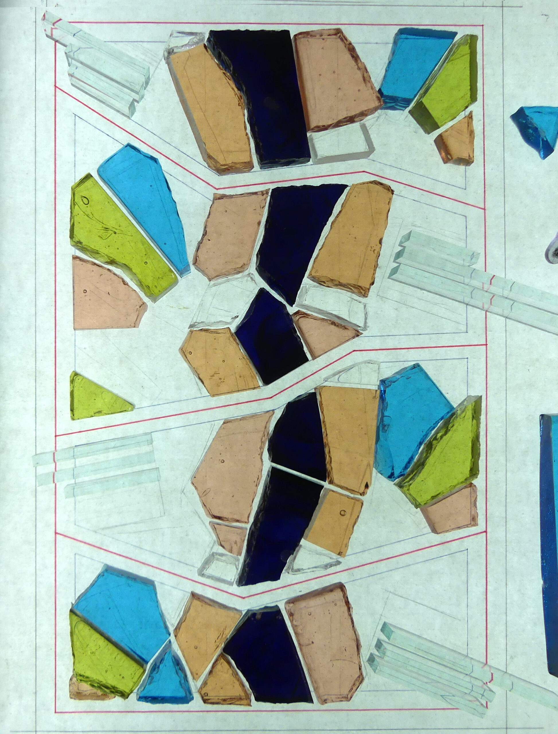 Vue d'un plan d'assemblage technique garni d'échantillons de dalles de verre taillées aux nuances de bleu, de vert, d'ambre et de beige, disposés dans les tracés géométriques d'un panneau.
