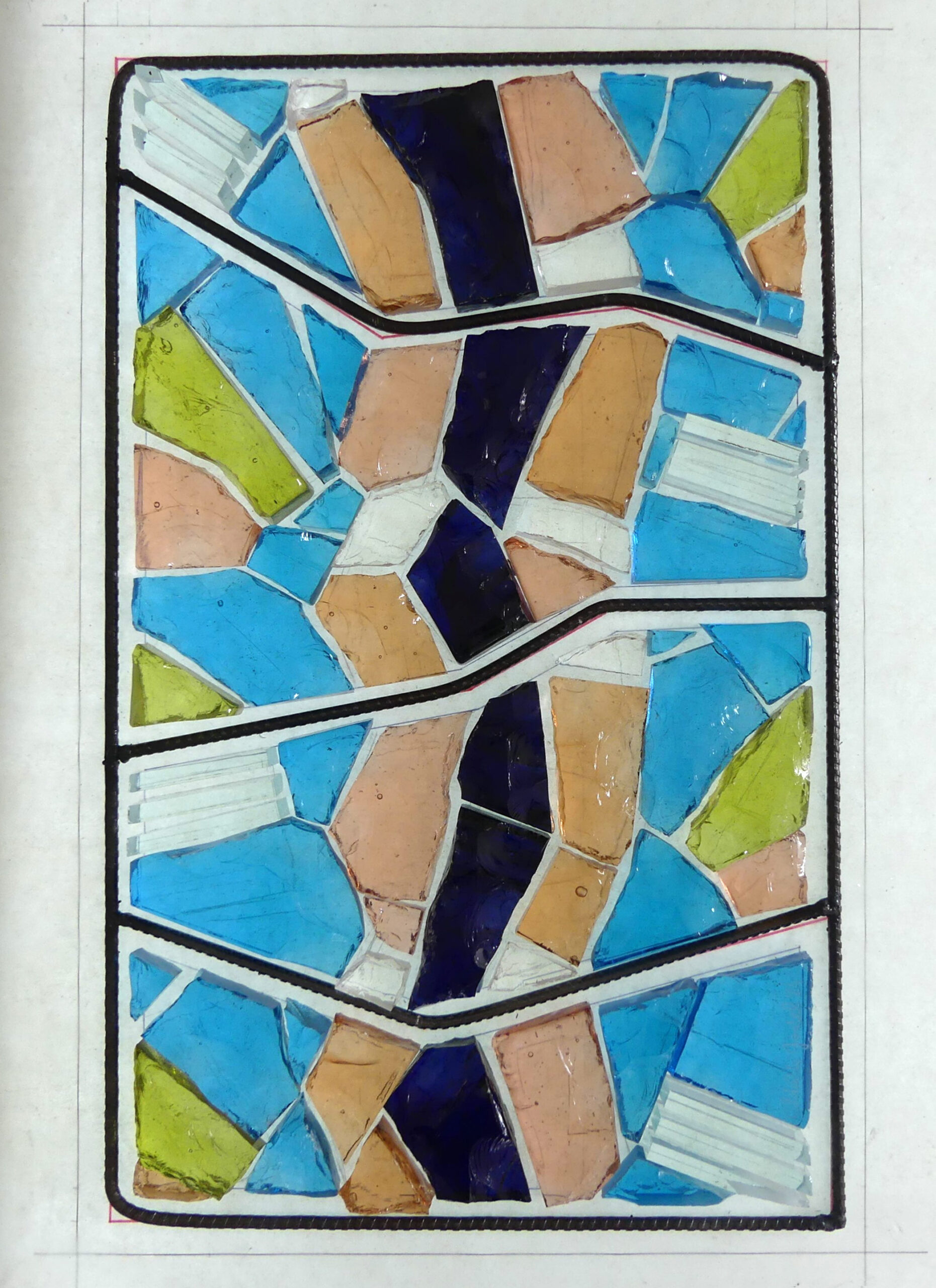 Panneau d'essai de dalle de verre rectangulaire, assemblé dans une structure en ciment aux joints sombres séparant des morceaux de verre taillés bleus, ambre, verts, roses et incolores.