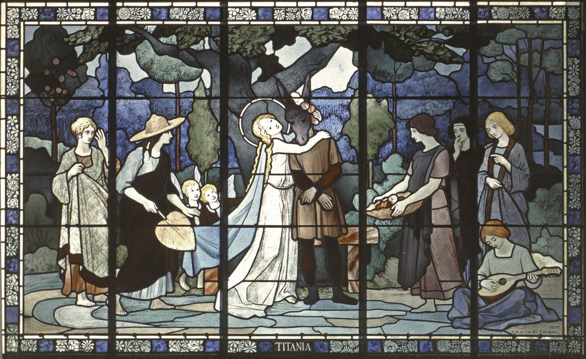 Panneau de vitrail rectangulaire illustrant une femme, la reine Titania, en robe blanche enlaçant un homme à tête d'âne au milieu de serviteurs et de musiciens dans un paysage boisé.